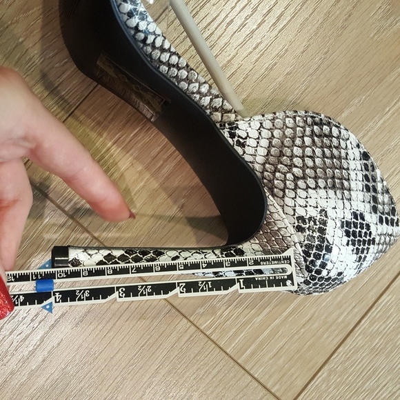 *LAST ONE* Sexy Clear & Snake Pumps NWT - Picture 6 of 6